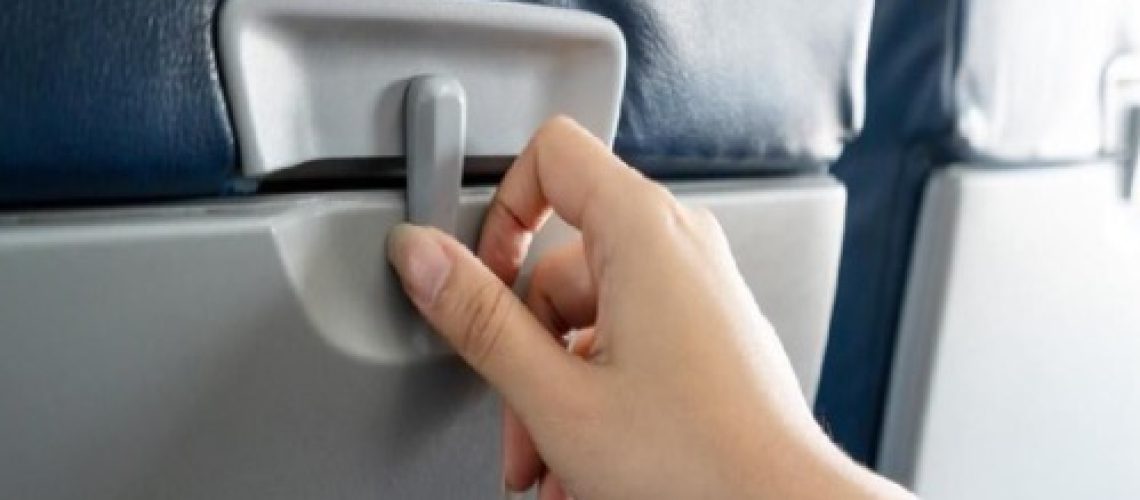 BLOG133 Eks Pramugari Peringatkan Penumpang soal Kebersihan Meja Lipat Pesawat